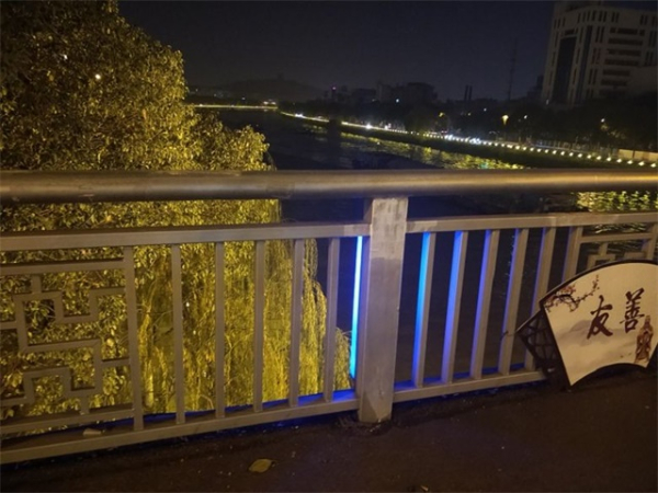 桥梁灯光栏杆图片